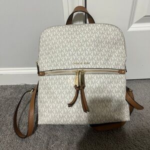 Michael Kors Rhea Zip Medium Slim Signature Logi Backpack